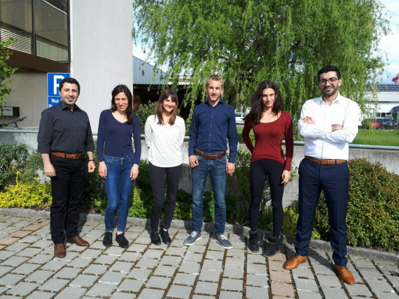 Teilnehmer eines Inhouse-Seminars Präferenzieller Warenursprung von FineSolutions stehen vor dem Firmengebäude
