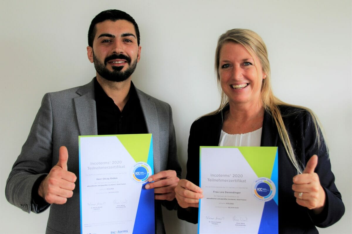 Lea Derendinger und Olcay Erden freuen sich über ihre Incoterms®2020 Trainerzertifikate durch die ICC Germany Lea Derendinger und Olcay Erden von Finesolutions mit ihren Incoterms®2020 Trainerzertifikaten