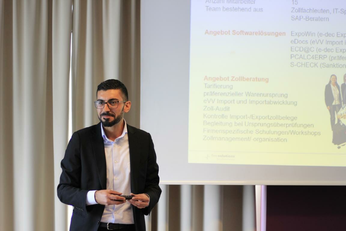 Olcay Erden hört einem Teilnehmer des Seminars Importabwicklung zu