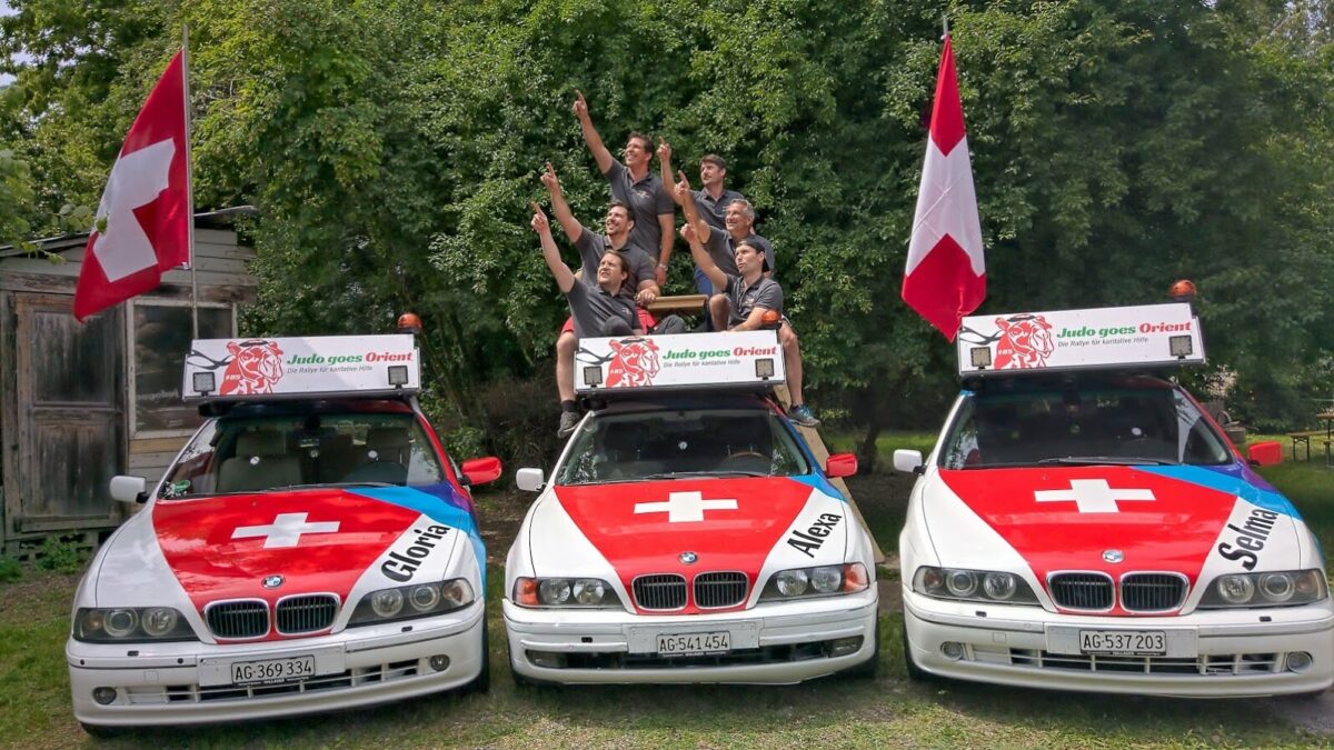 Das sechsklöpfige "Judo goes Orient Team" auf einem ihrer Rallye-Autos Team Rally goes Orient auf Rallyeautos
