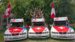 Foto der 3 Autos (BMW) des Teams "Judo goes Orient" mit dem Team auf dem mittleren Auto und Schweizer Fahnen