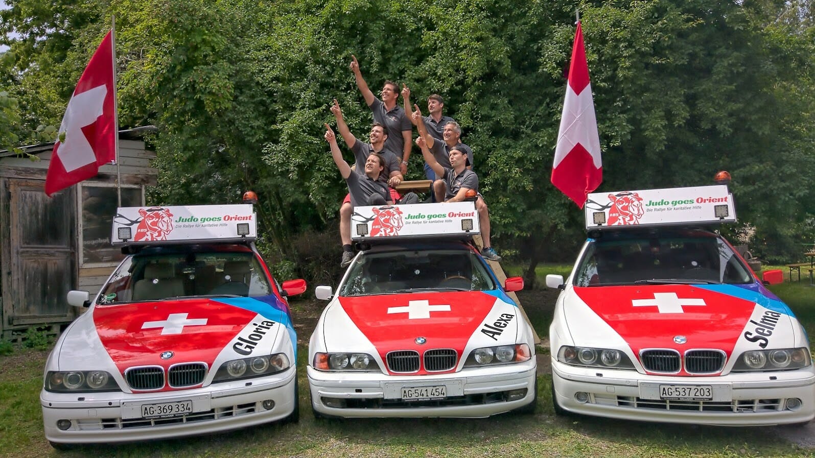 Das sechsklöpfige "Judo goes Orient Team" auf einem ihrer Rallye-Autos Team Rally goes Orient auf Rallyeautos