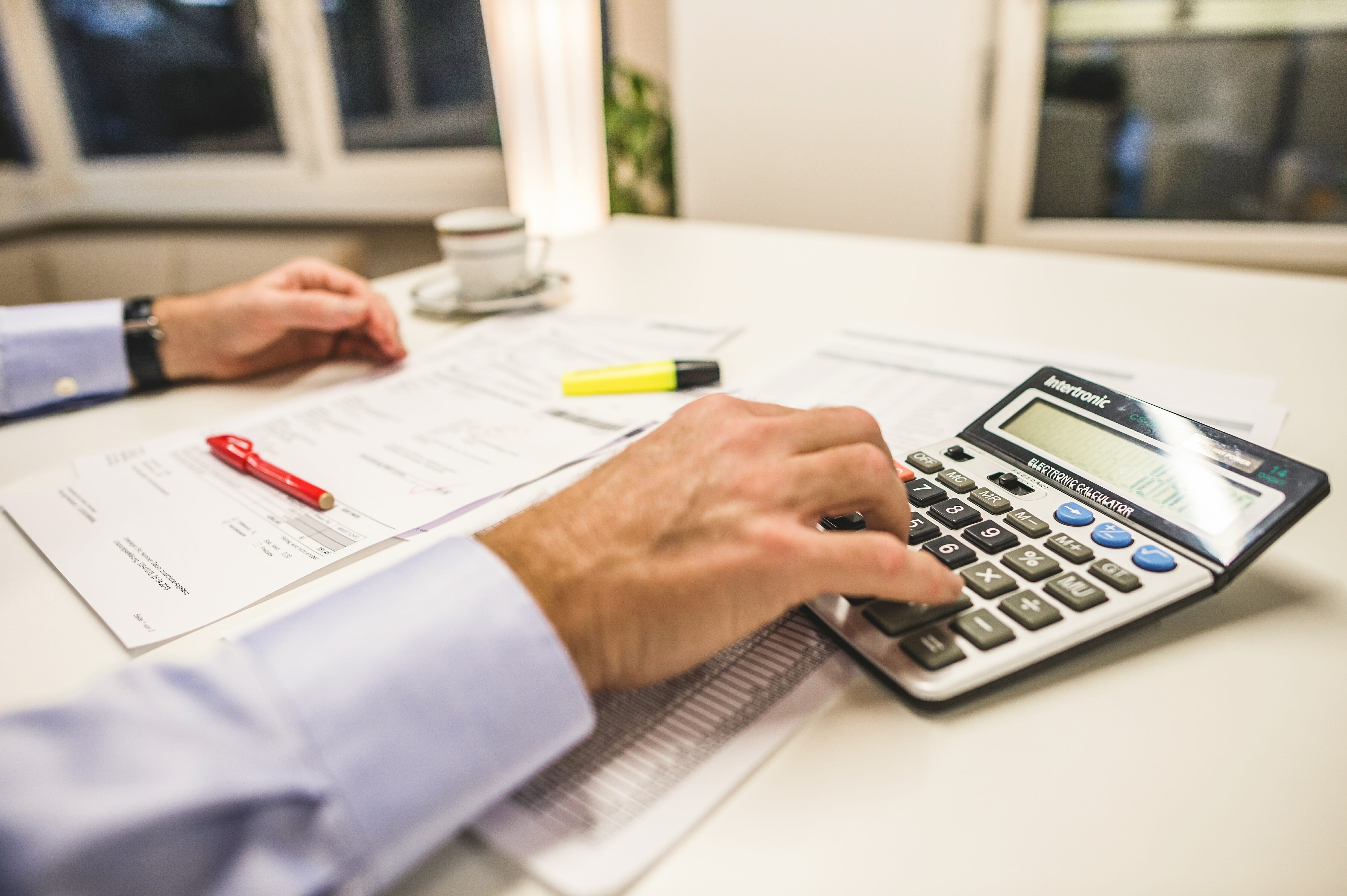 Hand die einen Rechner bedient zur Kontrolle der elektronischen Veranlagungsverfügungen
