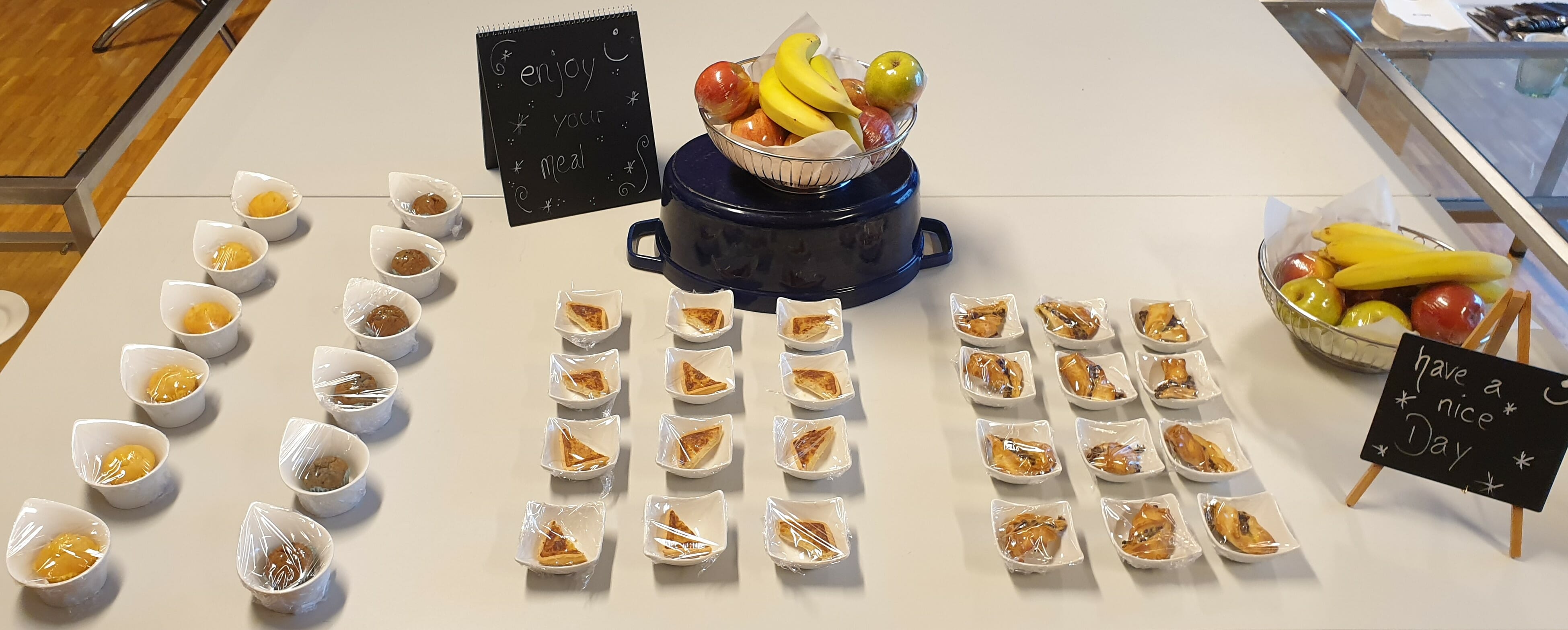 Verpackte Süssigkeiten und Obst auf einem Tisch für eine Pause während eines Zollseminars der FineSolutions