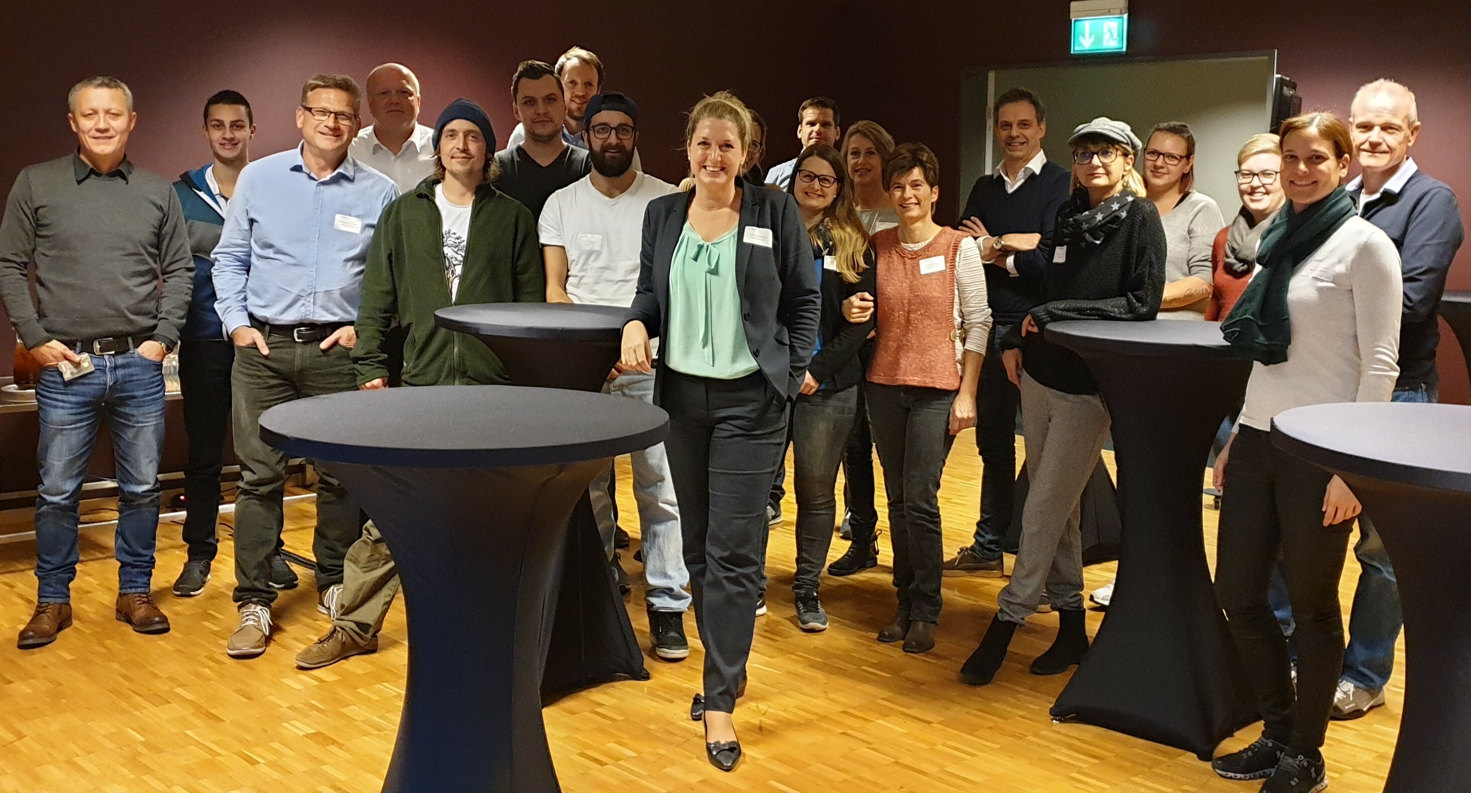 Zufriedene Teilnehmer eines Zollseminars von FineSolutions AG mit Lea Derendinger in einer Pause