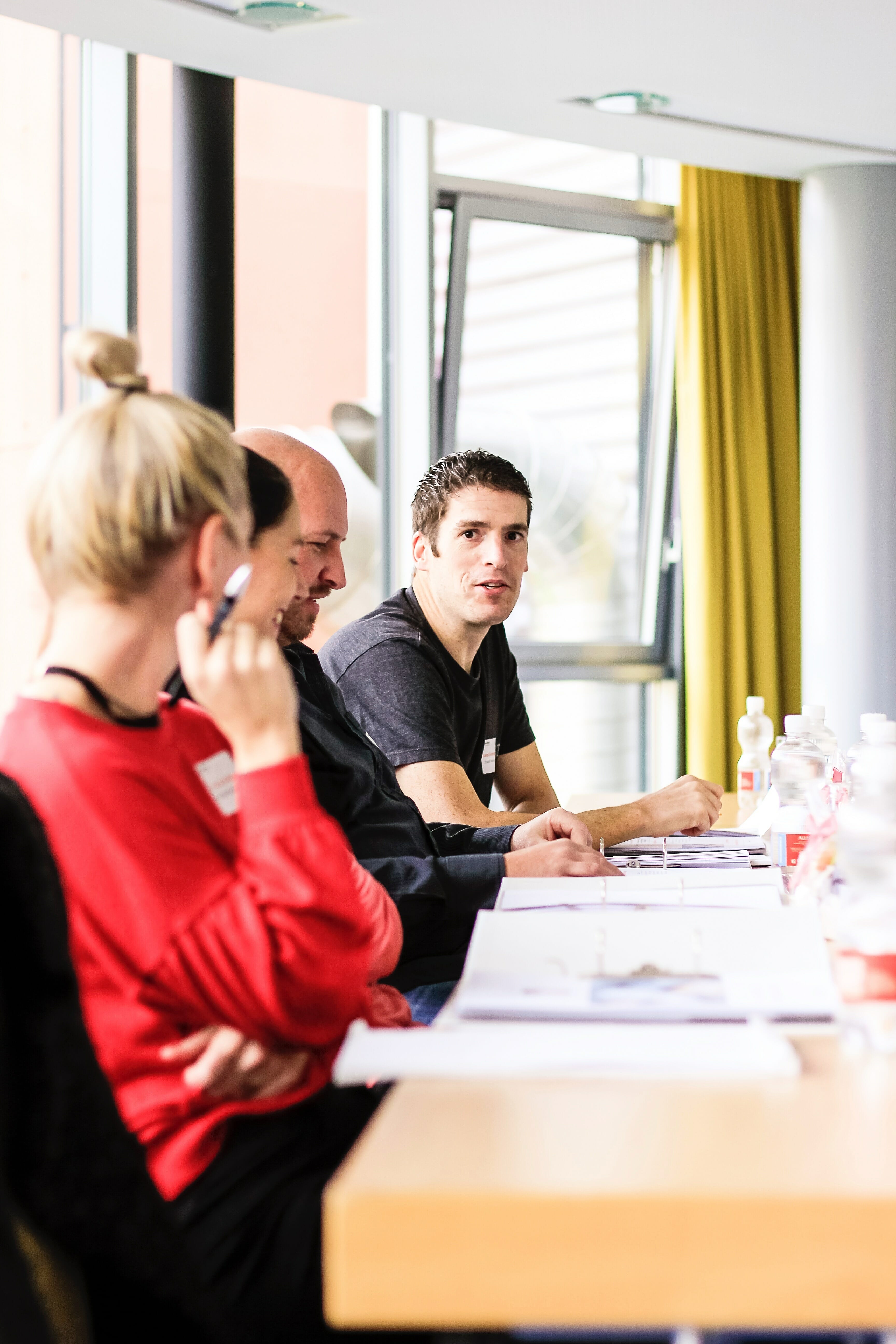 Teilnehmer Zollseminar in der gleichen Sitzreihe tauschen sich untereinander aus