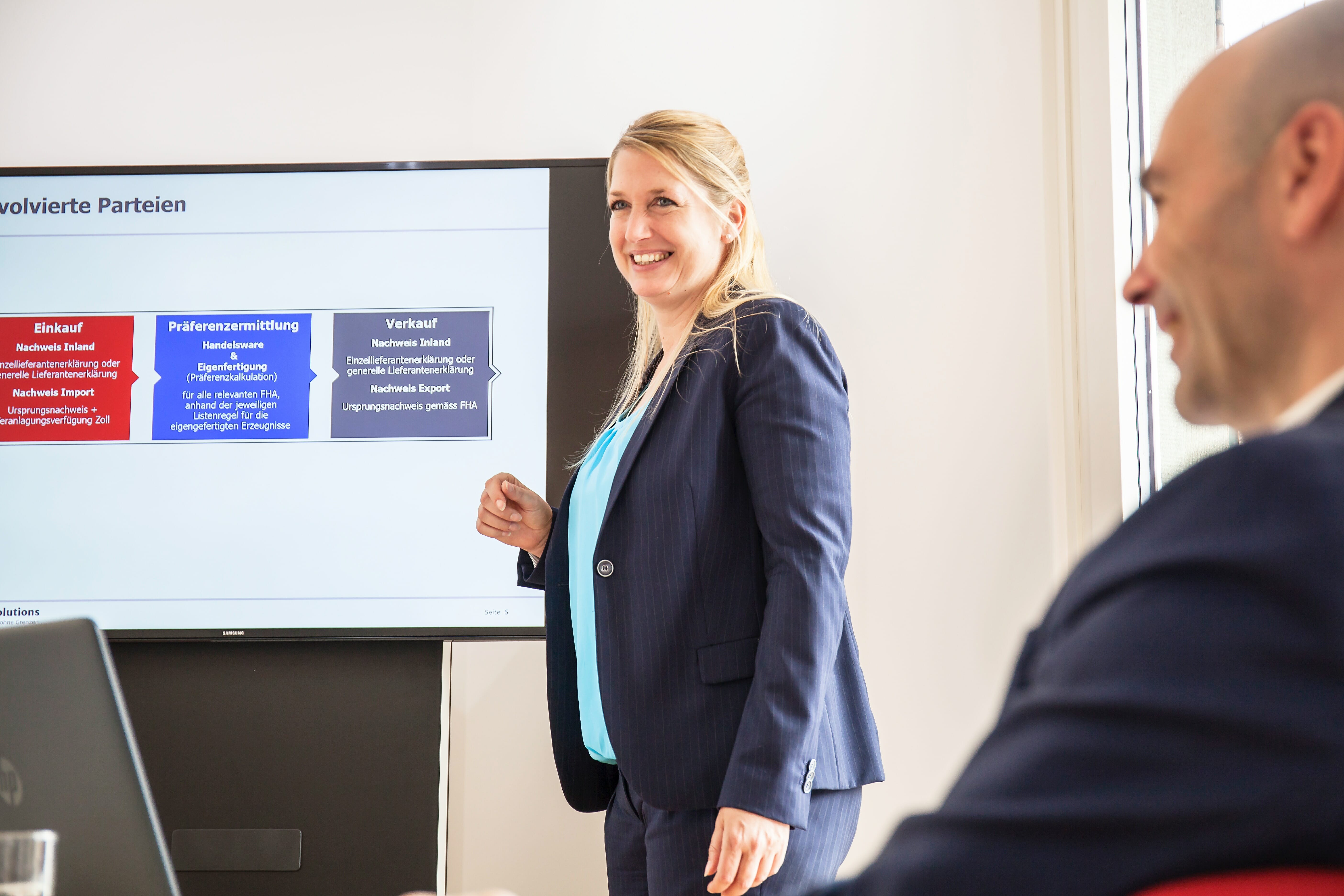 Lea Derendinger vor Teilnehmern an einem Inhouse Seminar Warenursprung der Finesolutions AG