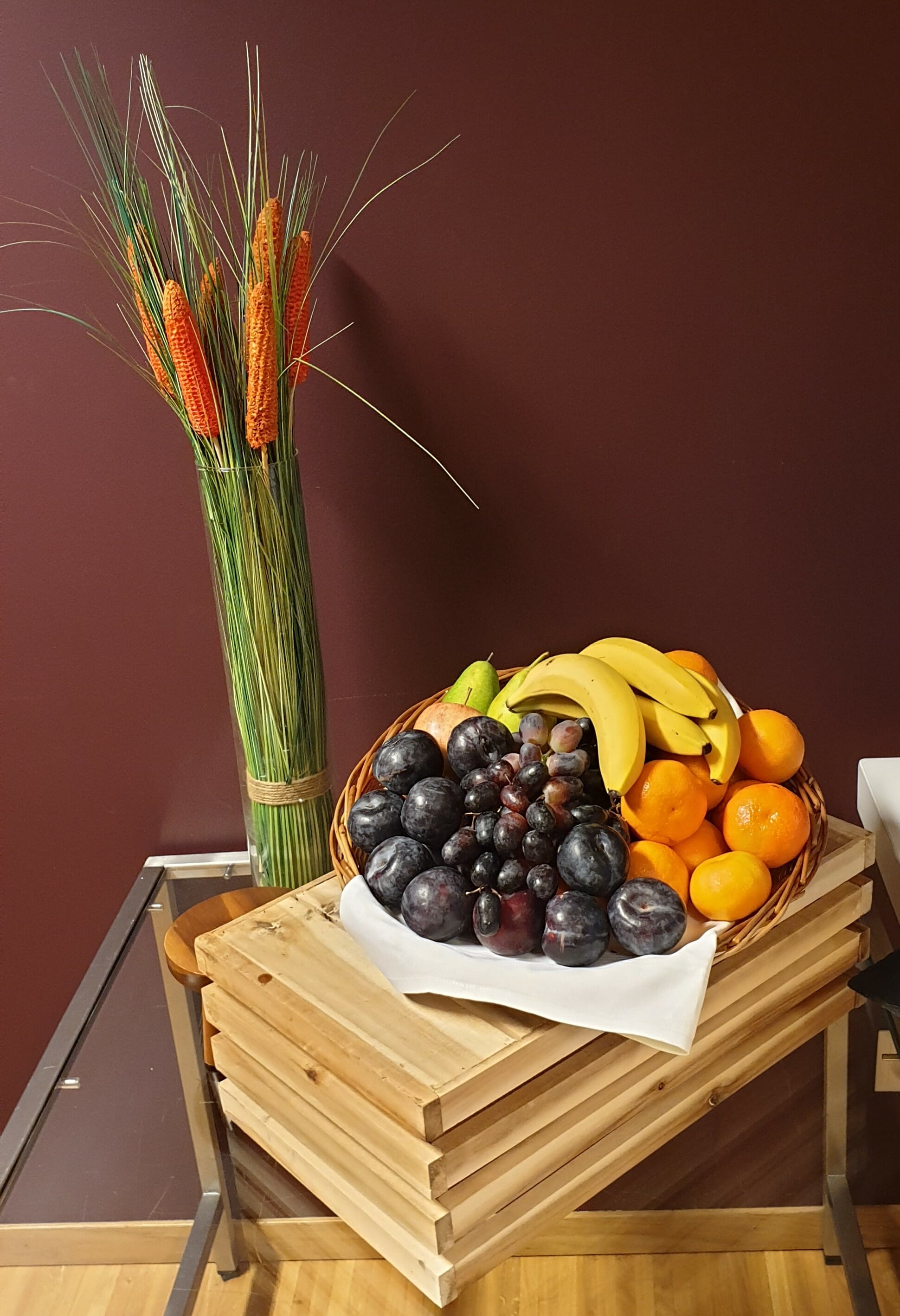 Obst auf einem Tisch mit Blumen für eine Pause während eines Zollseminars der FineSolutions