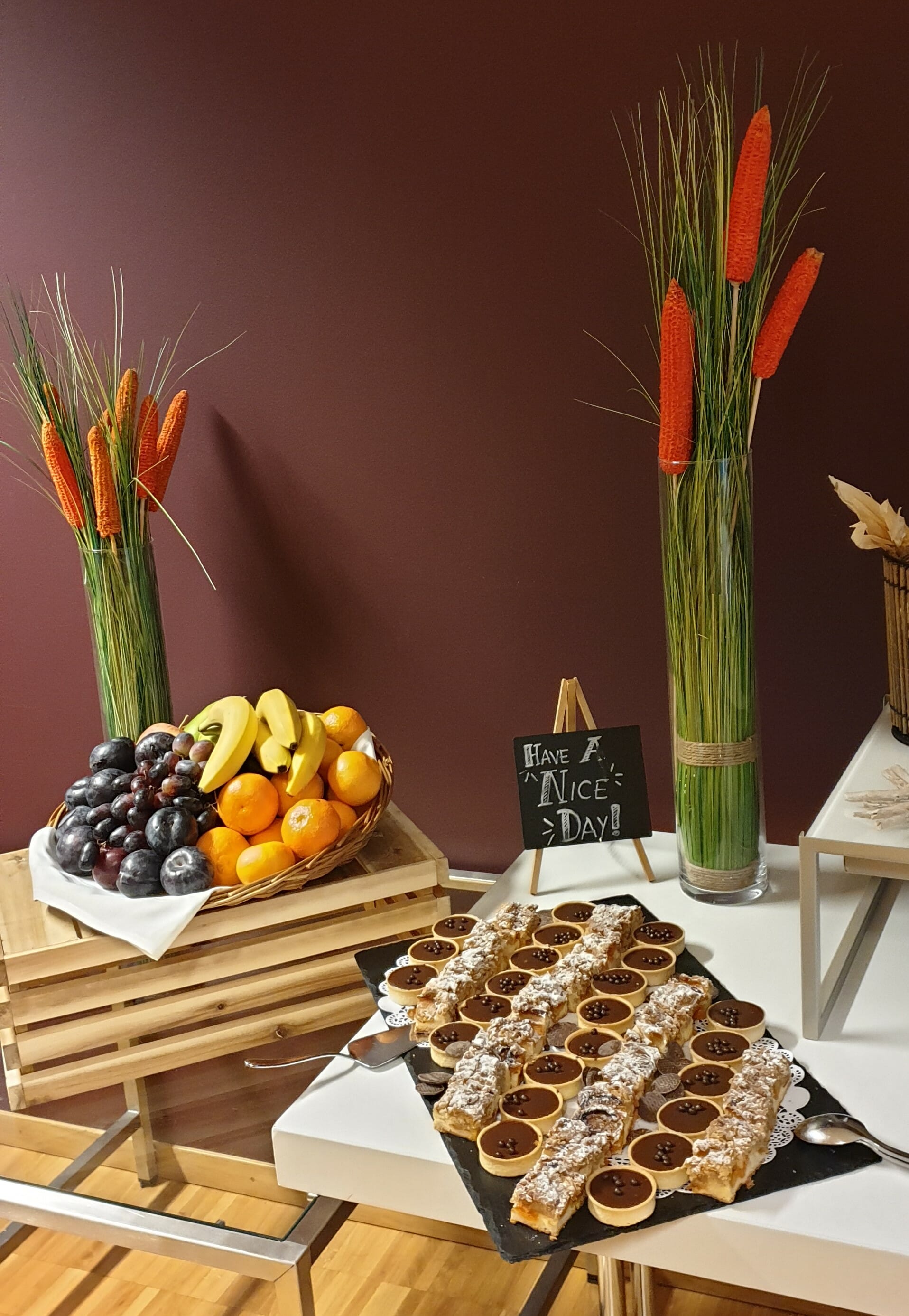 Süssigkeiten und Obst auf Tischen mit Blumen für eine Pause während eines Zollseminars der FineSolutions