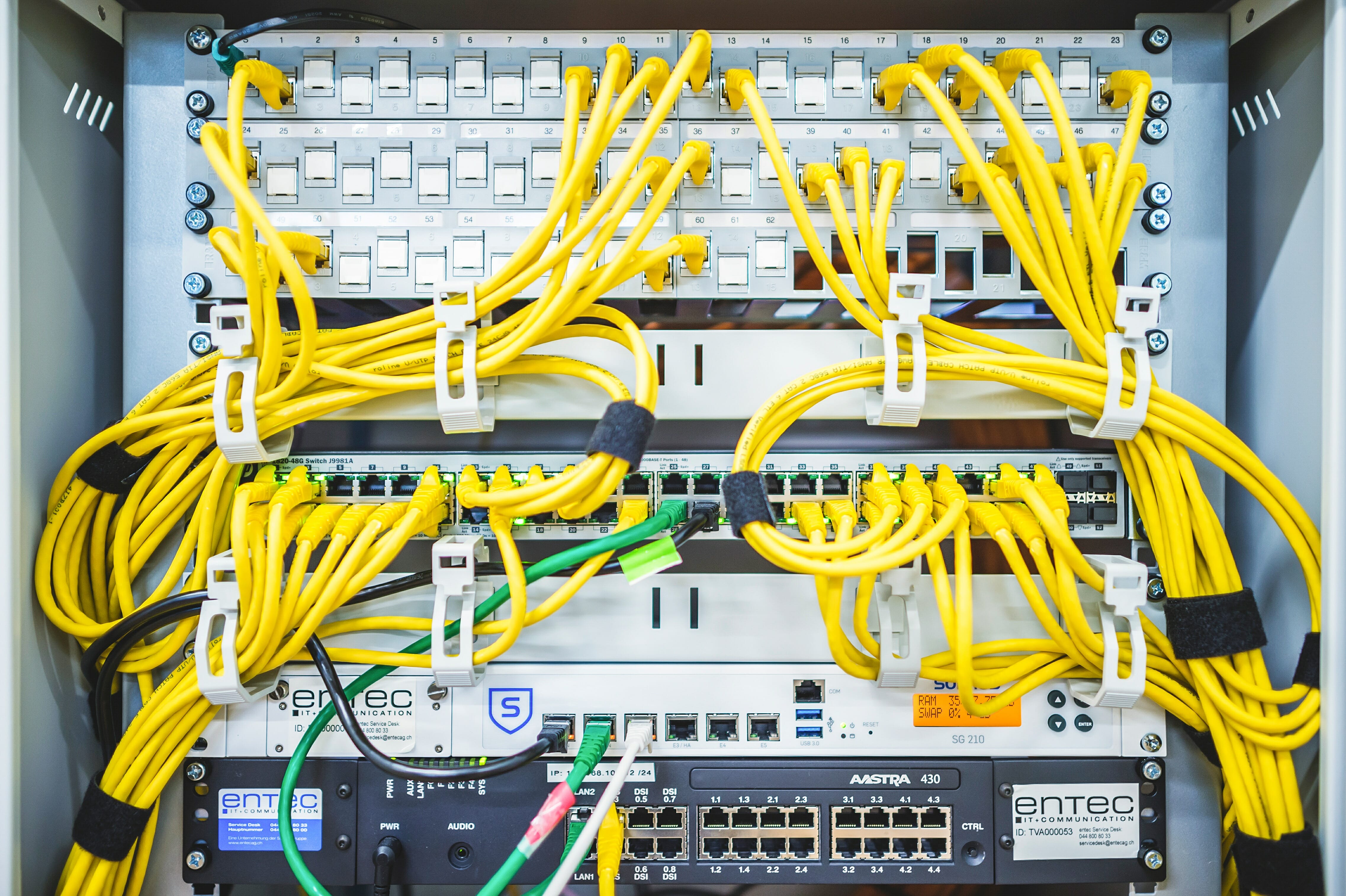 eingebautes IT Telefonie Rack im Büro der Finesolutions AG Zurich