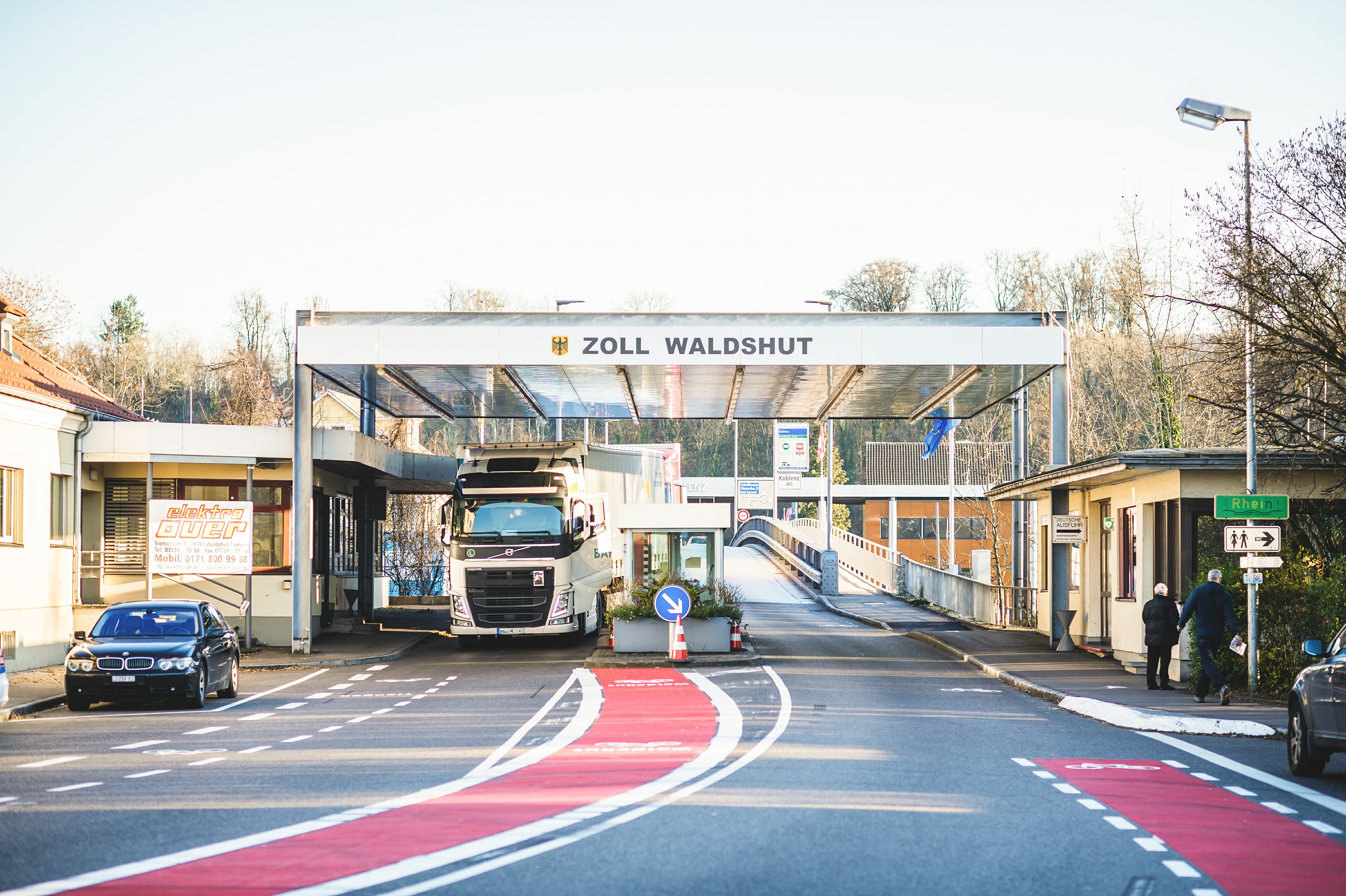 Lastwagen steht am Zollübergang Waldshut für die Abfertigung