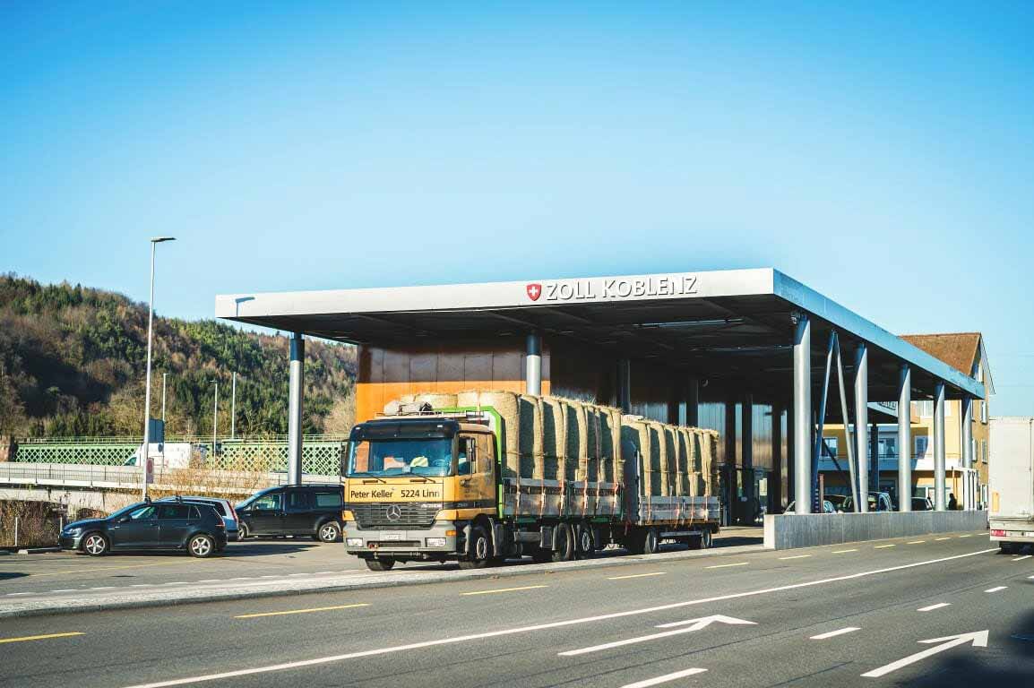 Bild Zollstelle Koblenz Export mit beladenem LKW mit Anhänger