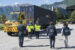 Schweizer und Italienische Zollbeamte laufen auf einen parkierten Lastwagen zu für eine Zollkontrolle