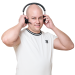 Portraitbild einer männlichen Person, die sich gerade ein Headset aufzieht