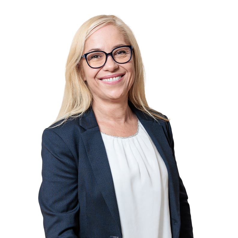 Portraitbild einer weiblichen Person, die in die Kamera lächelt