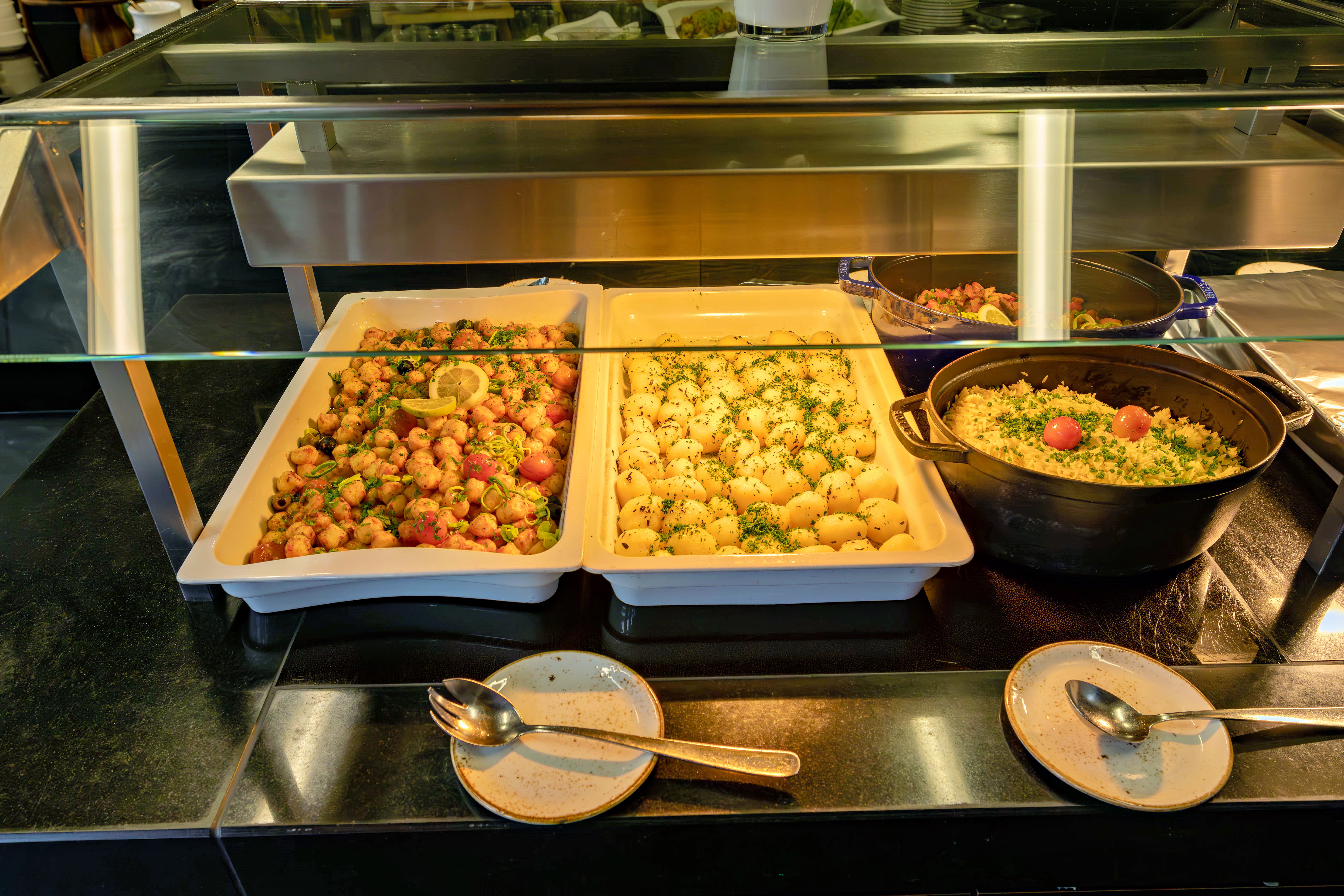 Buffet Hauptspeisen geschützt mit Glas für Teilnehmende Zollseminar FineSolutions AG