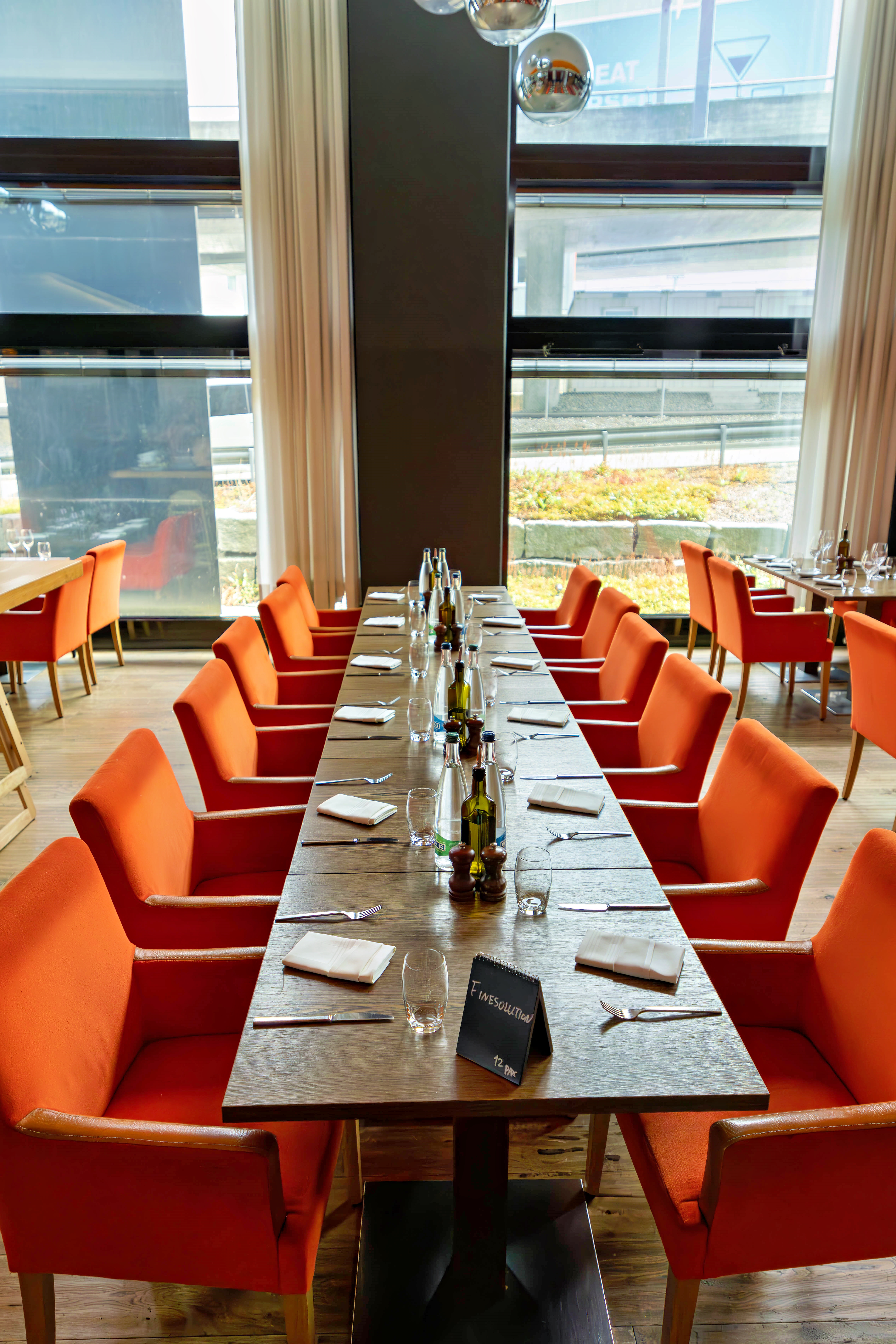 Langer gedeckter Tisch ohne Leute steht bereit für das gemeinsame Mittagessen für ein Zollseminar der FineSolutions