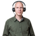 Portraitbild einer männlichen Person, die ein Headset trägt
