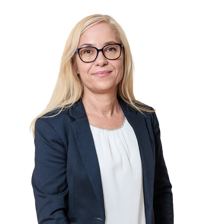 Portraitbild einer weiblichen Person, die in die Kamera strahlt