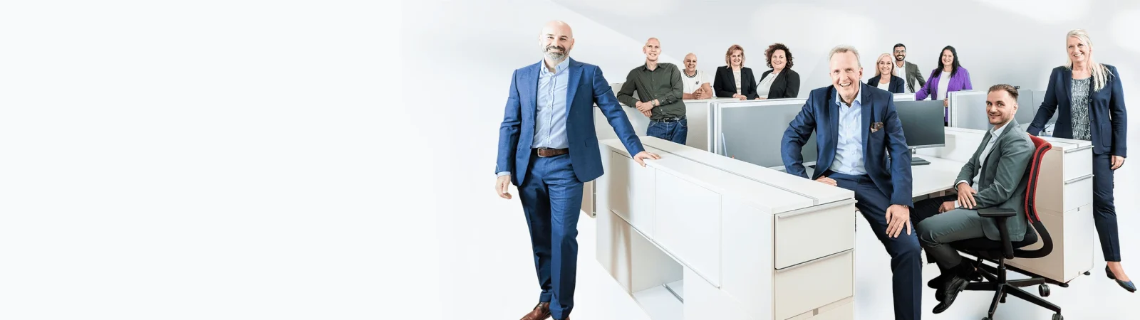 Gruppenfoto des FineSolutions Teams in einem modernen Büro im eisernen Zeit in 8057 Zürich mit mehreren Mitarbeitern, die freundlich in die Kamera schauen.