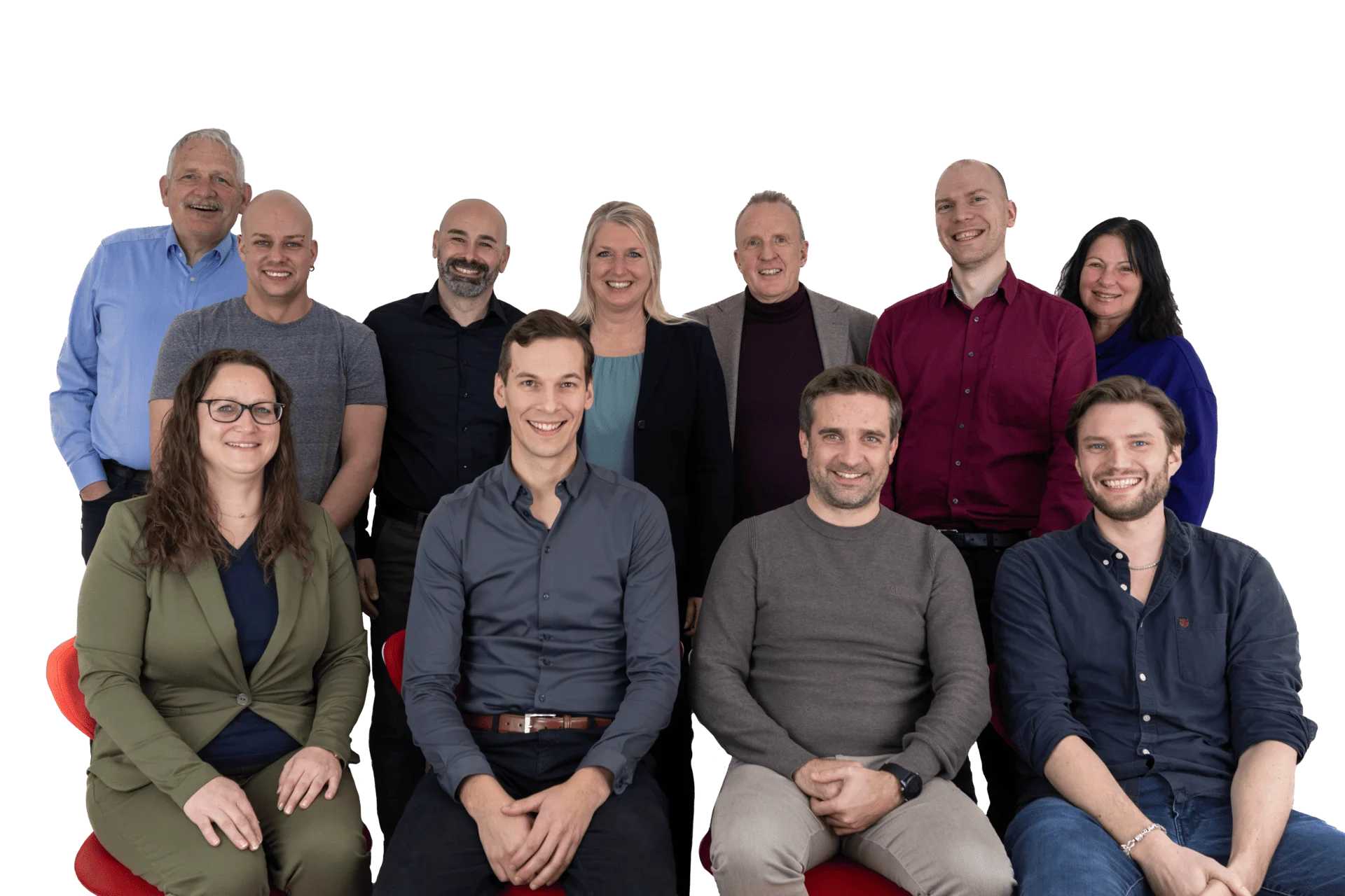 Frontal fotografiertes Softwareteam in zwei Reihen, vorne sitzen 4 Personen, hinten stehen 7 Personen